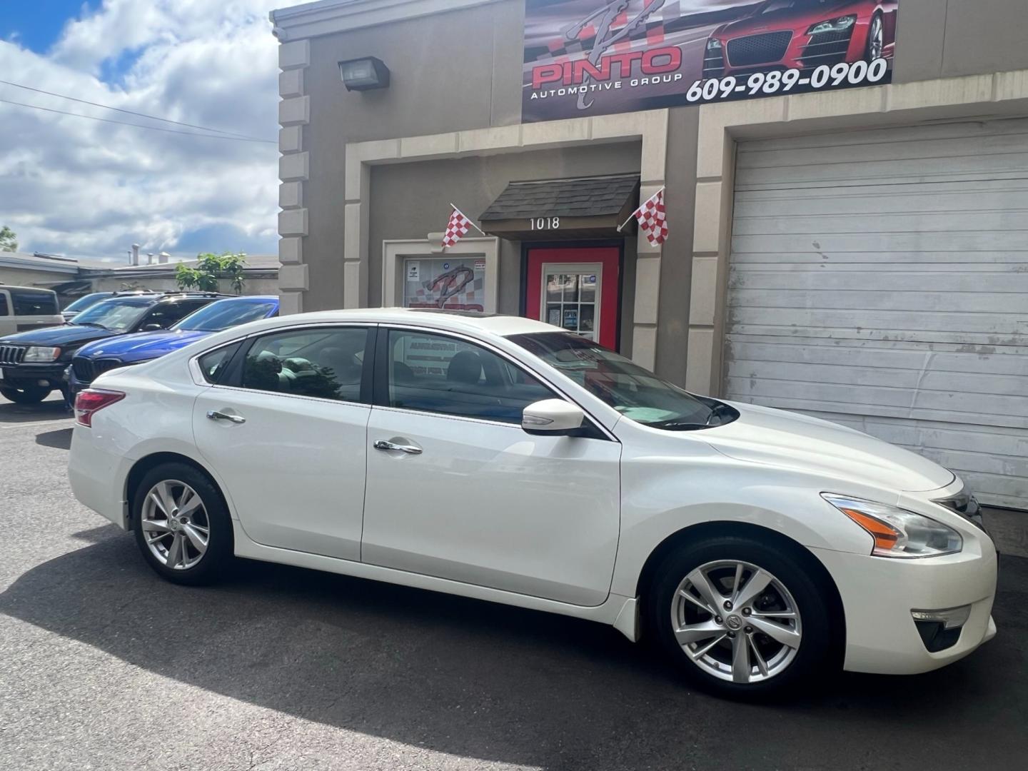 2013 White /Black Leather Nissan Altima 2.5S (1N4AL3AP5DC) with an 2.5L L4 DOHC 16V engine, located at 1018 Brunswick Ave, Trenton, NJ, 08638, (609) 989-0900, 40.240086, -74.748085 - Photo#5